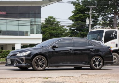 Chiangmai, Tayland - 21 Nisan 2022 Özel araba Toyota Camry. 1001 no 'lu yolda. Chiangmai İş Alanından 18 km uzakta..
