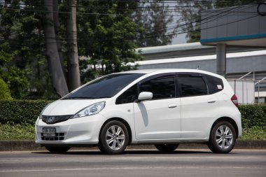 Chiangmai, Tayland - 21 Nisan 2022: Özel şehir arabası Honda Jazz. Beş kapılı hatchback otomobil. Fotoğraf 121 no 'lu yolda, Chiangmai Tayland şehir merkezinden yaklaşık 8 km uzaklıkta..