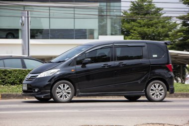 Chiangmai, Tayland - 21 Nisan 2022: Er Honda Freed minibüsü. Fotoğraf 121 numaralı yolda, Chiangmai, Tayland 'a 8 km uzaklıkta..