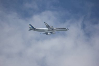 Chiangmai, Tayland - 9 Mayıs 2022: Kraliyet Tayland Hava Kuvvetleri 'nden HS-TYV Airbus A340-500. Chiangmai Havaalanı 'ndan havalan..