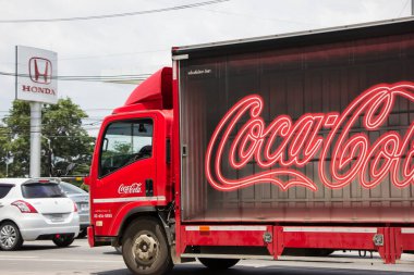 Chiangmai, Tayland - 13 Haziran 2022: Coca Cola Truck (Kola). Fotoğraf 121 no 'lu yolda, Chiangmai, Tayland şehir merkezinden yaklaşık 8 km uzaklıkta..