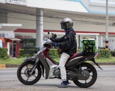 Chiangmai, Tayland - 21 Nisan 2022 Teslimatçı, Motercycle of Get Food 'a biniyor. 1001 numaralı yolda, Chiangmai şehrinden 8 km uzakta..