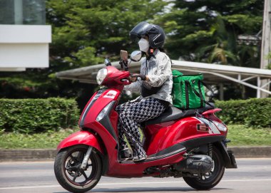Chiangmai, Tayland - 21 Nisan 2022 Teslimatçı, Motercycle of Get Food 'a biniyor. 1001 numaralı yolda, Chiangmai şehrinden 8 km uzakta..