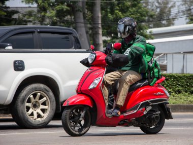 Chiangmai, Tayland - 21 Nisan 2022 Teslimatçı, Motercycle of Get Food 'a biniyor. 1001 numaralı yolda, Chiangmai şehrinden 8 km uzakta..