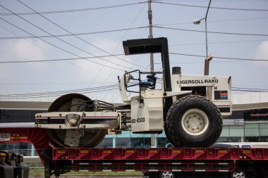 Chiangmai, Tayland - 21 Nisan 2022: Er Ingersoll Rand SD-100D asfalt silindirli kamyon. 1001 numaralı yolda, Chiangmai şehrinden 8 km uzakta..