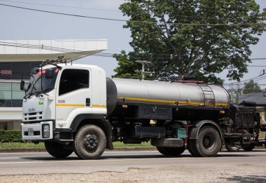 Chiangmai, Tayland - 21 Nisan 2022 PCN Şirketi 'nden Asphalt Tank Truck. 1001 nolu yolda, Chiangmai şehrinden 8 km uzakta..