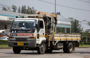 Chiangmai, Tayland - 21 Nisan 2022: Er Isuzu Crane Truck. 1001 no 'lu yolda. Chiangmai İş Alanından 18 km uzakta..