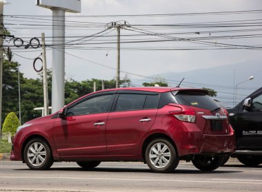 Chiangmai, Tayland - 21 Nisan 2022: Özel araba toyota Yaris Hatchback Eco Car. Fotoğraf 121 no 'lu yolda, Chiangmai Tayland şehir merkezinden yaklaşık 8 km uzaklıkta..