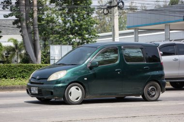 Chiangmai, Tayland - 22 Nisan 2022: Er Toyota Yaris Verso veya FunCargo Van Car... fotoğraf 121 numaralı yolda, Chiangmai, Tayland şehir merkezine yaklaşık 8 km uzaklıkta..