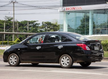 Chiangmai, Tayland - 22 Nisan 2022: Private Eco car, Nissan Almera, N17 veya Nissan Latio. Fotoğraf 121 no 'lu yolda, Chiangmai, Tayland şehir merkezinden yaklaşık 8 km uzaklıkta..