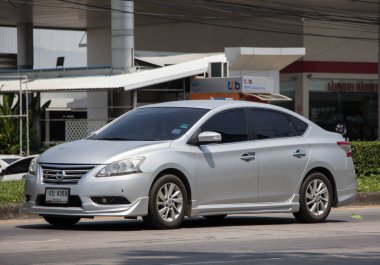 Chiangmai, Tayland - 22 Nisan 2022: özel araba, Nissan Slyphy. 1001 no 'lu yolda, şehrin kuzeyinde, Chiangmai Merkezi' ne yaklaşık 8 km uzaklıkta..