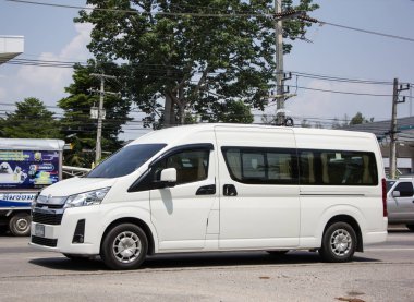 Chiangmai, Tayland - 22 Nisan 2022: özel Toyota banliyö aracı. Fotoğraf 121 no 'lu yolda, Chiangmai Tayland şehir merkezinden yaklaşık 8 km uzaklıkta..