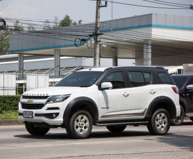 Chiangmai, Tayland - 21 Nisan 2022: özel SUV arabası, Chevrolet Trailblazer. 1001 numaralı yolda, Chiangmai şehrinden 8 km uzakta..