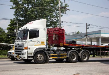 Chiangmai, Tayland - 21 Nisan 2022 KRL Taşımacılık 'ın kargo kamyonu. Fotoğraf 1001 nolu yolda. Şehir merkezine 8 km uzaklıkta, Tayland..