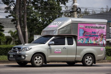 Chiangmai, Tayland - 13 Haziran 2022: Dara Kozmetik konteynır kamyonu. Fotoğraf 121 no 'lu yolda, Chiangmai Tayland şehir merkezinden yaklaşık 8 km uzaklıkta..