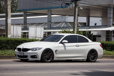Chiangmai, Tayland - 13 Haziran 2022: özel araba. BMW 435i. Fotoğraf 1001 nolu yolda, Chiangmai, Tayland 'a 8 km uzaklıkta..