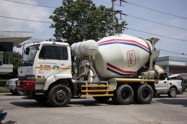Chiangmai, Tayland - 13 Haziran 2022: PMIX Beton Ürün Şirketi 'nin beton kamyonu. Fotoğraf 121 numaralı yolda, Chiangmai, Tayland 'a 8 km uzaklıkta..