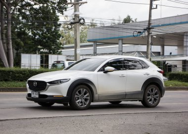 Chiangmai, Tayland - 17 Haziran 2022: Özel araba, Mazda CX30. Fotoğraf 121 no 'lu yolda, Chiangmai, Tayland şehir merkezinden yaklaşık 8 km uzaklıkta..