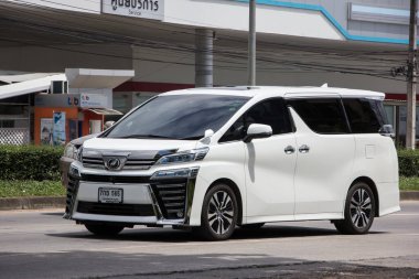 Chiangmai, Tayland - 17 Haziran 2022: Er Toyota New Velfile Van Car. Fotoğraf 121 numaralı yolda, Chiangmai, Tayland 'a 8 km uzaklıkta..