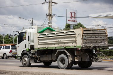 Chiangmai, Tayland - 17 Haziran 2022: Er Isuzu Çöp Kamyonu. 1001 no 'lu yolda. Chiangmai İş Alanından 18 km uzakta..