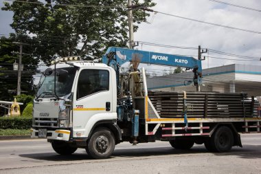 Chiangmai, Tayland - 17 Haziran 2022: Er Isuzu Crane Truck. 1001 no 'lu yolda. Chiangmai İş Alanından 18 km uzakta..