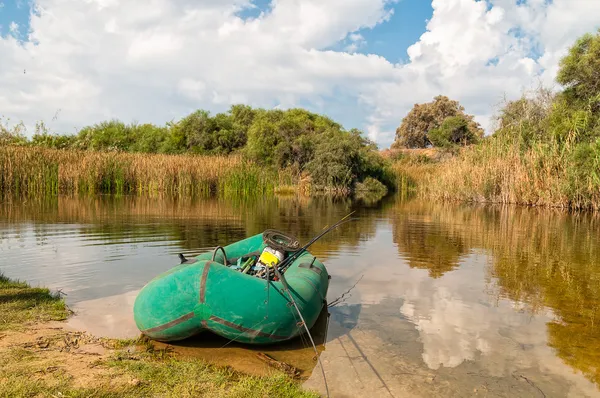 Barco de borracha no lago — Fotografia de Stock