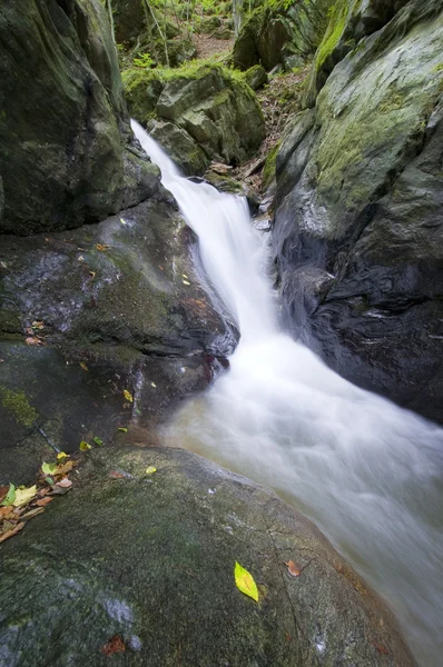 Waterval op bergrivier — Stockfoto