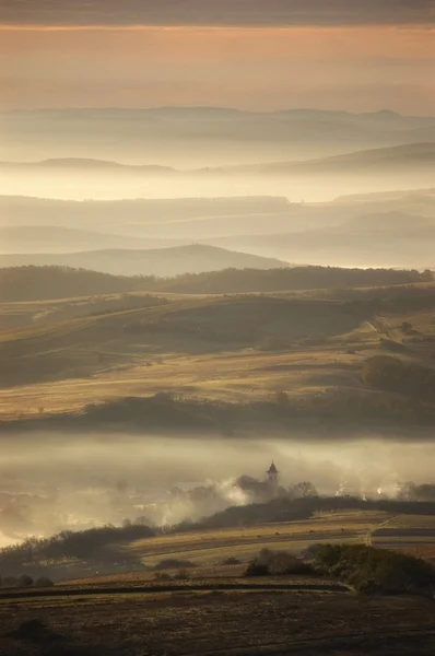 Mañana de otoño con niebla y castillo — Foto de Stock