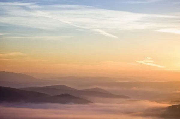 Neblina colinas ao nascer do sol no outono — Fotografia de Stock