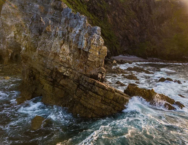 Luftaufnahme der Küste, Klippen am Strand von Portezuelo. Bucht von Biskaya in Nordspanien im Sommer — Stockfoto