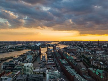 Gün batımında Hamburg 'daki Elbe Nehri ve Opera Binası' nın havadan görüntüsü. Yazın Geramania