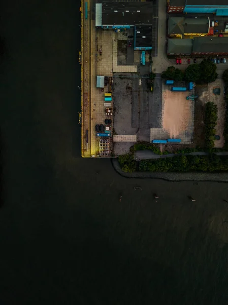 Vista aérea del río Elba y barcos en la ciudad de Hamburgo al atardecer. Geramania en el verano —  Fotos de Stock