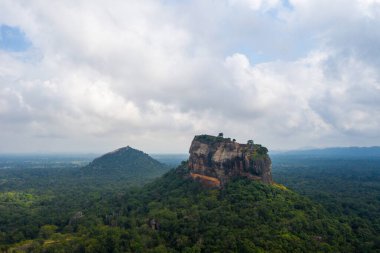 Sri Lanka adasındaki sık ormanların arasında Sigiriya Dağı 'nın havadan görünüşü