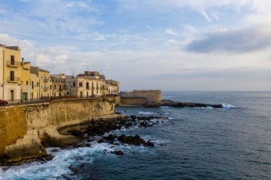 Körfezin havadan görünüşü, Syracuse şehrinde bir yelkenli ve kale manzarası. Sicilya Adası İtalya.