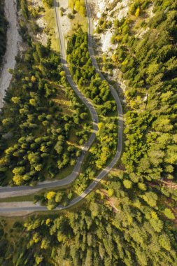 Güney Tyrol 'daki dağların, sonbahar ormanlarının ve yolların havadan görünüşü. İtalya 'yı Dolomitler