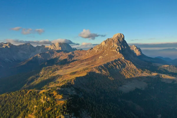 Vista aérea del valle y el monte Peitlerkofel durante el amanecer. Dolomitas en el Tirol del Sur —  Fotos de Stock