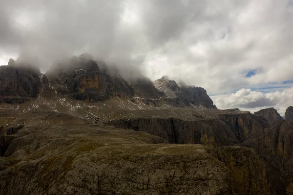 Vista aérea de Brunecker Turm, Langkofel Mountains y Passo Gardena Pass durante el atardecer. Dolomitas en el Tirol del Sur — Foto de Stock