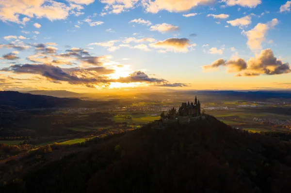 Vista aérea do castelo de Hohenzollern durante o pôr do sol brilhante. Alemanha no outono — Fotografia de Stock