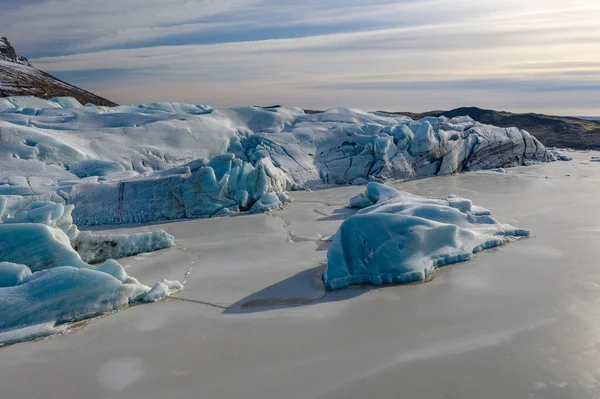 Veduta aerea del ghiacciaio Sv nafellsj kull con tempo soleggiato. L'inizio della primavera in Islanda — Foto Stock