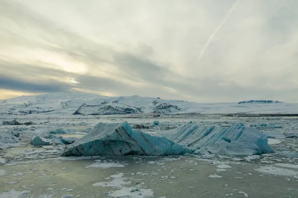 Letecký pohled na J kuls rl n ledovou lagunu a plovoucí ledovce. Začátek jara na Islandu — Stock fotografie