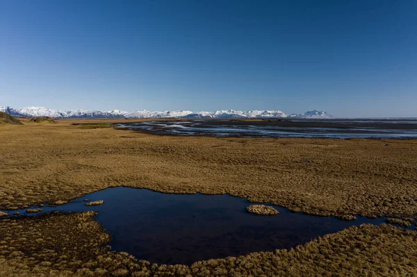 Εναέρια άποψη των προτύπων των ισλανδικών ποταμών που ρέουν στον ωκεανό. Ισλανδία στις αρχές της άνοιξης — Φωτογραφία Αρχείου