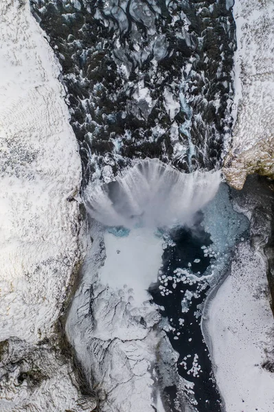 Vista aérea de la cascada de Skogafoss durante el amanecer. Islandia a principios de primavera —  Fotos de Stock