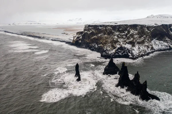Luftaufnahme von schwarzem Sandstrand bei bewölktem Wetter. Frühlingsanfang in Island — Stockfoto