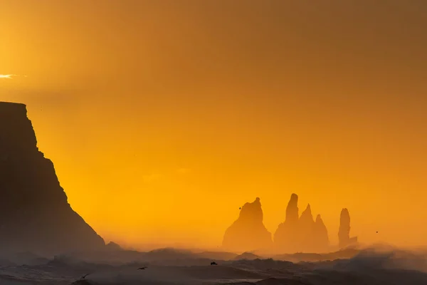 View from cape Dyrholaey on Reynisfjara Beach and Reynisdrangar basalt sea stacks, Iceland. Stormy sunrise — Stock Photo, Image