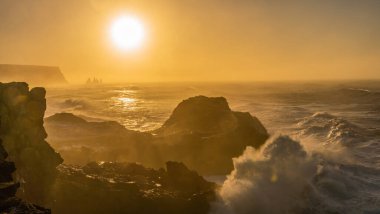İzlanda, Dyrholaey Burnu 'ndan görüntü. Fırtınalı gün doğumu