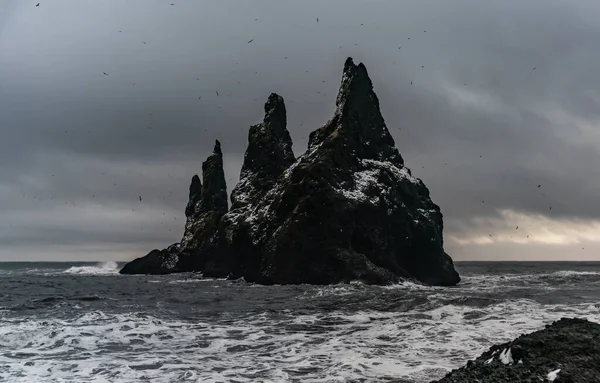 Formazioni rocciose di basalto Piedi di troll sulla spiaggia nera. alla tempesta Reynisdrangar, Vik, Islanda — Foto Stock