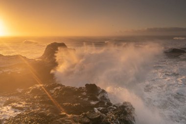İzlanda, Dyrholaey Burnu 'ndan görüntü. Fırtınalı gün doğumu