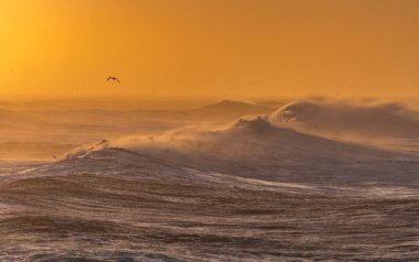Reynisfjara Sahili 'ndeki Dyrholaey Burnu' ndan ve İzlanda 'daki Reynisdrangar bazalt deniz yığınlarından görüntüler. Fırtınalı gün doğumu