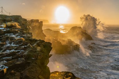 İzlanda, Dyrholaey Burnu 'ndan görüntü. Fırtınalı gün doğumu