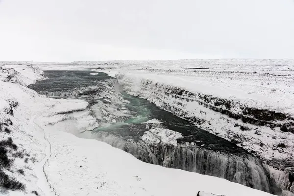 Panorámás nyári kilátás a népszerű turisztikai célpont - Gullfoss vízesés. Hihetetlen téli jelenet Izlandról, Európáról. Utazási koncepció háttere. — Stock Fotó